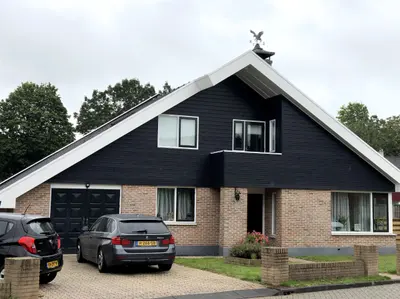 Dezelfde gevel na de renovatie met Colorcoat